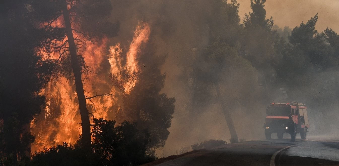 Η στιγμή της εκκένωσης φλεγόμενων οικισμών στην Εύβοια-Συγκλονιστικές εικόνες